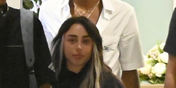 亚马尔与绯闻女友机场同行曝光，随后下榻同一酒店引发关注