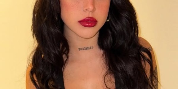 亚马尔与绯闻女友机场同行曝光，随后下榻同一酒店引发关注